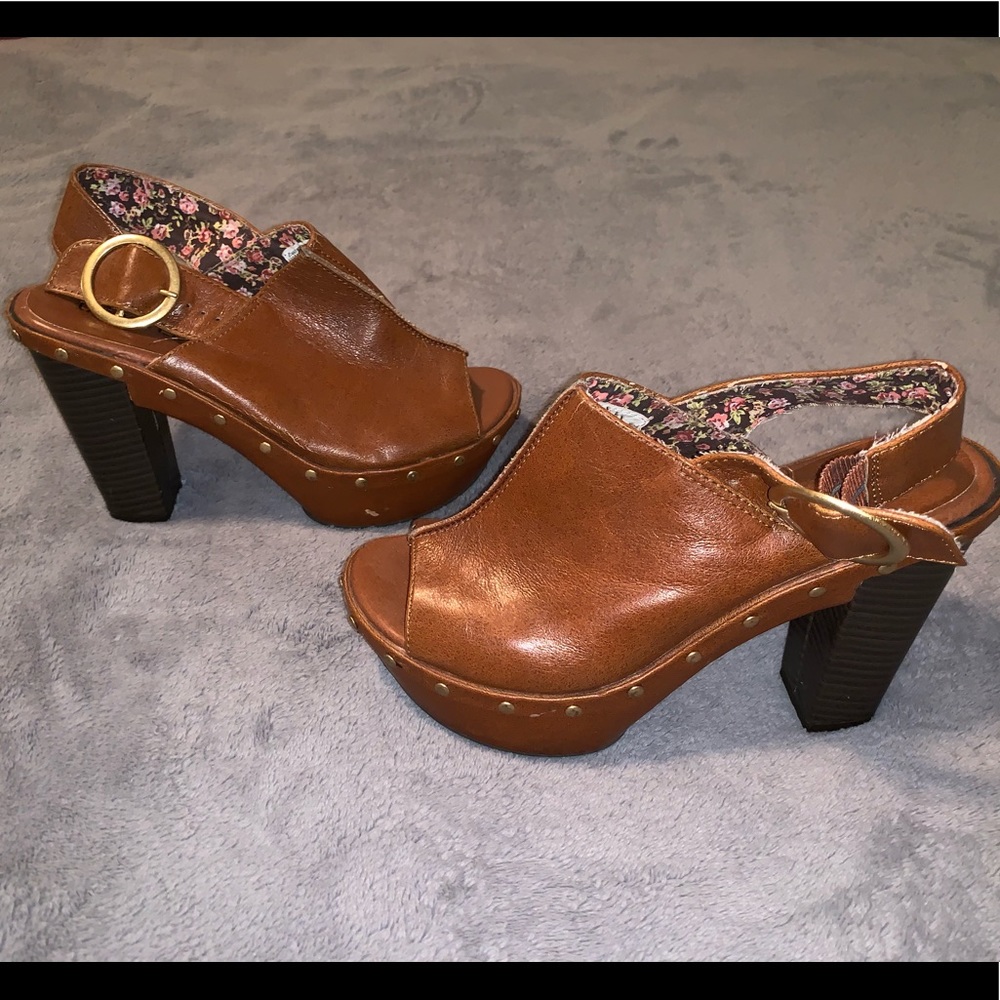 ‘Unlisted’ tan heels 👠